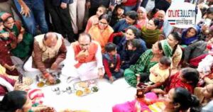 Dear sisters served food to Chief Minister Shri Chouhan